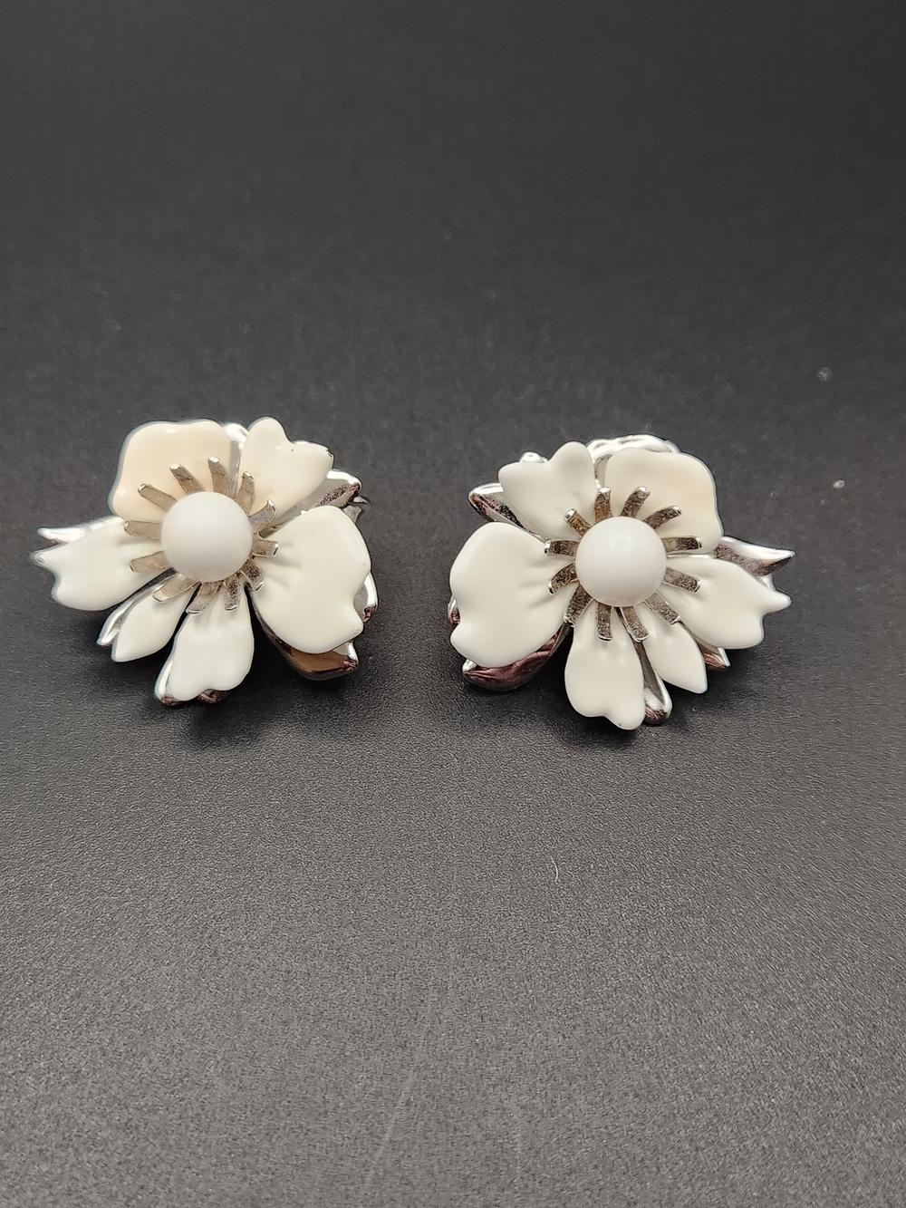 Sarah Coventry White Enamel Floral Earrings Silver Tone Clip On Vintage